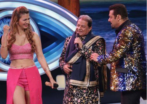 Bigg Boss 12: 28 साल की गर्लफ्रेंड संग 65 के अनूप जलोटा ने घर में एंट्री लेकर किया हैरान, ये 15 कंटेस्टेंट भी बने शो का हिस्सा Bigg Boss 12 premiere LIVE UPDATES Check Host Salman Khan and Contestants Live news Bigg Boss 12: 28 साल की गर्लफ्रेंड संग 65 के अनूप जलोटा ने घर में एंट्री लेकर किया हैरान, ये 15 कंटेस्टेंट भी बने शो का हिस्सा