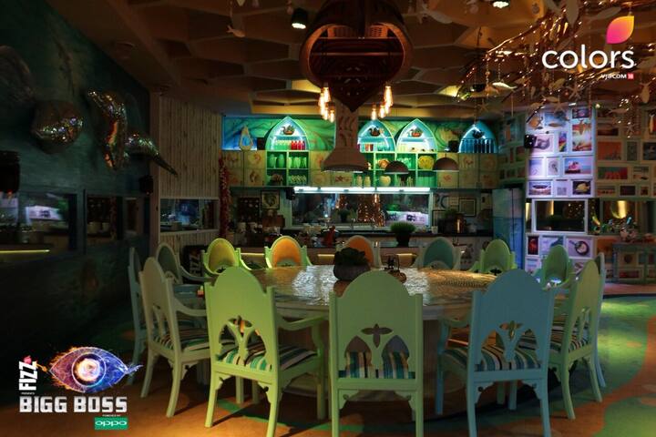  घर की तस्वीरे बिग बॉस के ट्विटर हैंडल से सोशल मीडिया के जरिए फैंस के साथ साझा की गई हैं. तस्वीरे को देखने के बाद साफ है कि इस बार का घर भी काफी आलीशान होने वाला है.