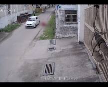 VIDEO: मुरादाबाद में महिला को कार ने मारी टक्कर, दर्दनाक एक्सिडेंट का सीसीटीवी फुटेज वायरल