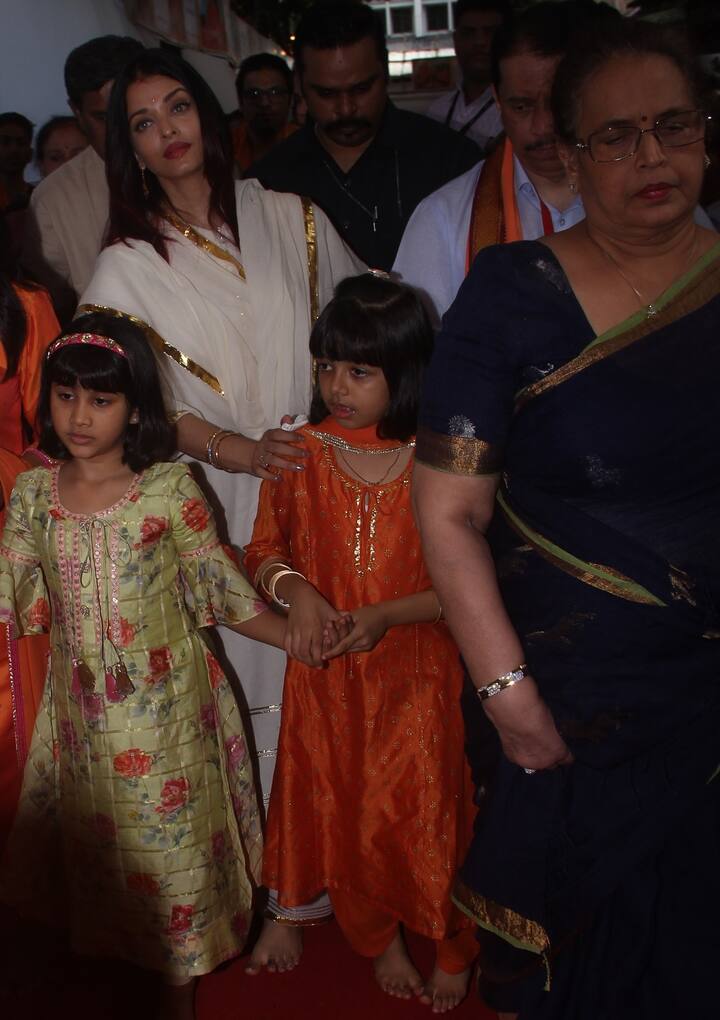 इस दौरान ऐश्वर्या ऑफ व्हाइट कलर के सूट में बेहद खूबसूरत दिखाई दे रही थीं. (तस्वीर: मानव मंगलानी)