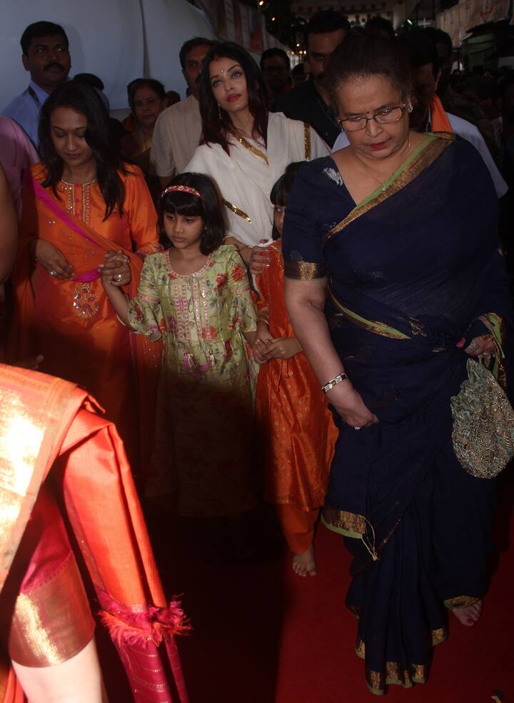 वहीं उनकी बेटी आराध्या भी ऑरेंज कलर के ट्रेडिशनल आउटफिट्स में काफी क्यूट लग रही थीं. (तस्वीर: मानव मंगलानी)