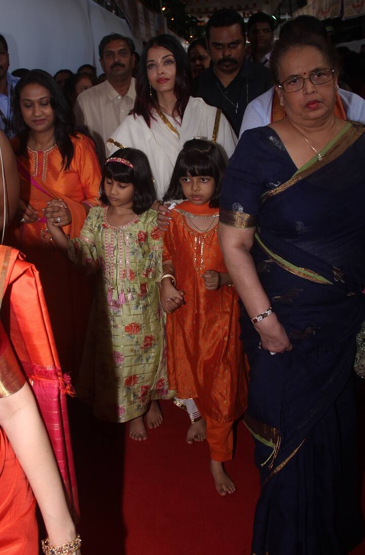 बता दें कि पिछले साल ऐश्वर्या राय लाल रंग की साड़ी में लाल बाग पर गणेश जी के दर्शन करने के लिए थी ऐसे में फैंस को इस बार उनकी गणेशोत्सव की तस्वीरों का काफी बेसब्री से इंतजार था. (तस्वीर: मानव मंगलानी)