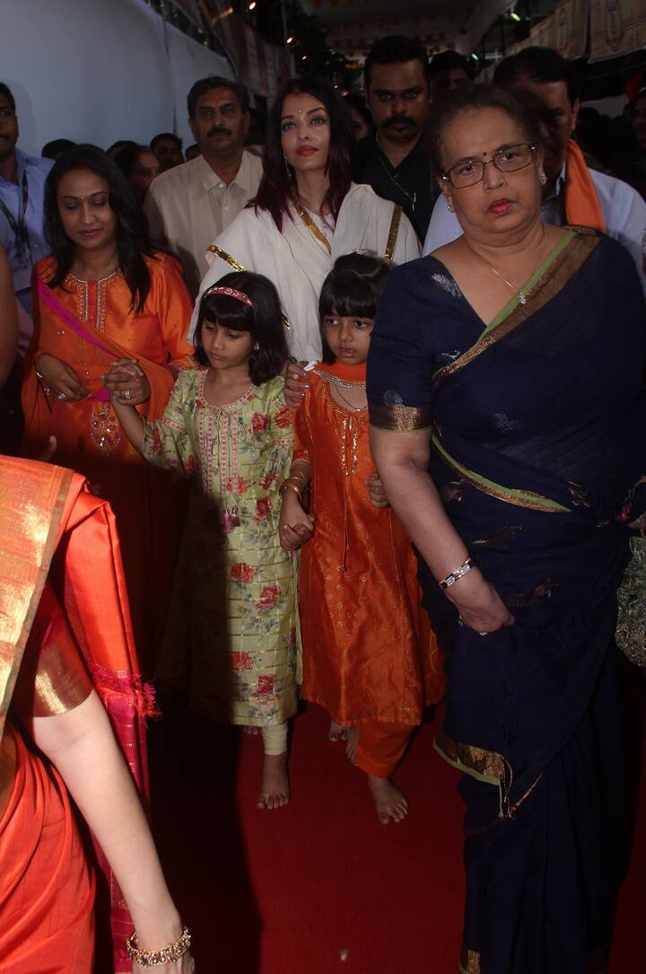 तस्वीरें में आप देख सकते हैं कि आराध्या की दोस्त भी उनकी साथ गई थीं. दोनों एक दूसरे का हाथ थामे दिखाई दीं. (तस्वीर: मानव मंगलानी)