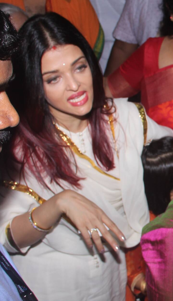 ऐश्वर्या को भीड़ से बचाने के लिए सुरक्षाकर्मियों ने काफी मशक्कत की लेकिन इसके बाद भी इस दौरान उन्हें काफी भीड़ का सामना करना पड़ा. तस्वीर: मानव मंगलानी)