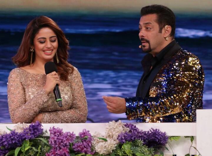 मशहूर टीवी और फिल्म एक्ट्रेस नेहा पेंडसे सेलिब्रिटी कंटेस्टेंट के तौर पर इस सीजन का हिस्सा बनी हैं. एंटरटेनमेंट इंडस्ट्री में नेहा पिछले 20 सालों के एक्टिव हैं. इस साल की शुरुआत में नेहा पेंडसे ने कपिल शर्मा के साथ 'फैमिली टाइम विद कपिल' शो भी होस्ट किया.