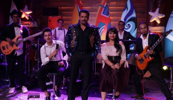 छोटे पर्दे के सबसे मशहूर रिएलिटी शो 'बिग बॉस 12' के प्रीमियर एपिसोड के साथ नए सीजन की शुरुआत हुई. प्रीमियर एपिसोड के दौरान सलमान खान ने धमाकेदार अंदाज में इस सीजन के कंटेस्टेंट्स का स्वागत किया और उन्हें बिग बॉस के घर में एंट्री दी. यह पहला मौका है जब बिग बॉस के घर में कंटेस्टेंट्स जोड़ियों के रूप में दाखिल हुए. इतना ही नहीं पहले ही दिन बिग बॉस के घर से दो कंटेस्टेंट्स के छुट्टी भी हो गई जो कि इस शो में अपने आप में नया इतिहास है.