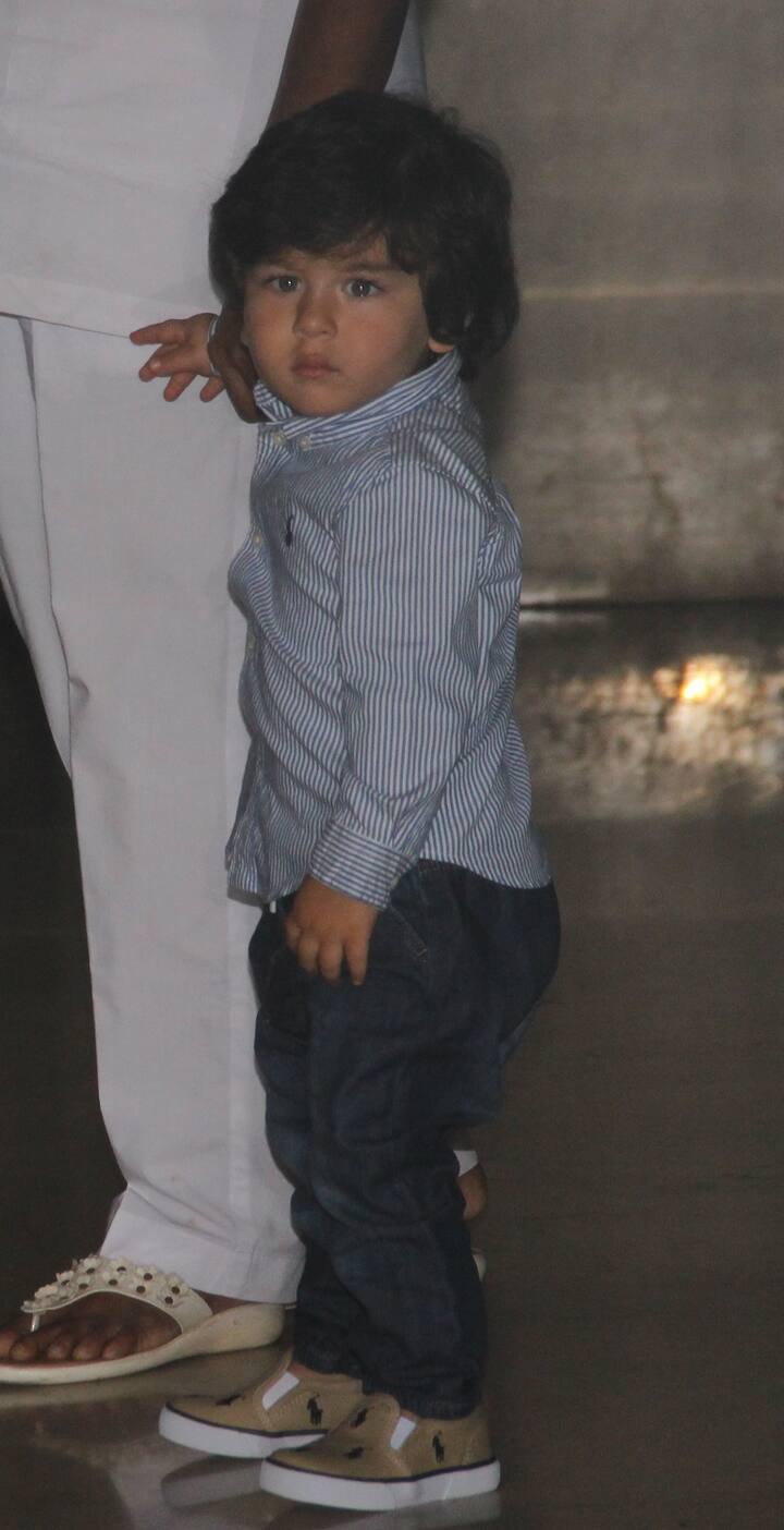 बी टाउन के सबसे लोकप्रिय स्टार किड तैमूर अली खान की लेटेस्ट तस्वीरें हम आपके लिए लाए हैं. बुआ सोहा अली खान के घर पहुंचे तैमूर अपनी फुटबॉल के साथ सोहा के घर के बाहर खेलते दिखाई दिए. आगे की स्लाइट्स में देखिए उनकी इस दौरान की क्यूट तस्वीरें. (तस्वीरें: मानव मंगलानी)