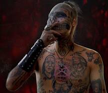 इस आदमी को देखते ही दूर भाग जाते हैं लोग, आप भी इसे देखेंगे तो डर जाएंगे