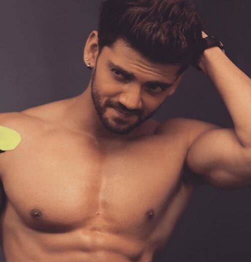 'जहिरो' का असल नाम जहीर इकबाल है, जिन्हें जहीर रतनसी के नाम से भी जाना जाता है. इन्हें मई में सलमान खान ने लॉन्च करने की घोषणा की थी. ऐसा माना जा रहा है कि अब जल्द ही सलमान की 'बेनाम' फिल्म की शूटिंग शुरू हो जाएगी जिसमें प्रनुतन और जहिरो होंगे. इस फिल्म को सलमान खान फिल्म्स, मुराद खेतानी और अश्विन वर्दे द्वारा प्रोड्यूस किया जाएगा. वहीं फिल्म को डायरेक्ट करेंगे नितिन कक्कड़. फोटोः इंस्टाग्राम