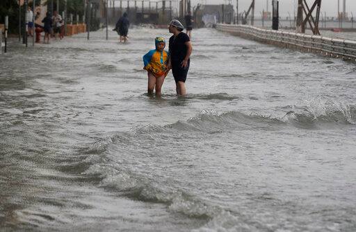 तूफान 'मैंगखुट' से हांगकांग में भारी बारिश की आशंका है.