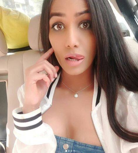 वहीं पूनम पांडे ने कुछ दिन पहले ही इंस्टा पर बताया था कि वे आजकल तेलगू फिल्म लेडी गब्‍बरसिंह की शूटिंग में भी व्यस्त‍ हैं.  फोटोः इंस्टाग्राम 