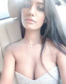 इन हॉट तस्वीरों से सोशल मीडिया पर फिर आग लगा रही है पूनम पांडे