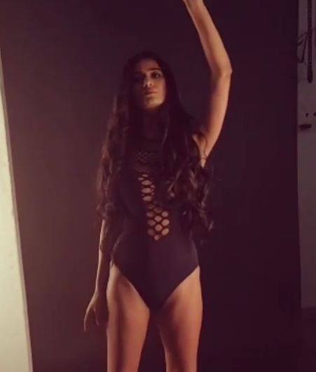 आजकल पूनम पांडे शूटिंग में भी व्यस्त हैं. पूनम ने ब्लैक स्विमसूट पहन फोटोशूट करवाते हुए कैप्शन लिखा है- बताओं मैं किसके लिए शूट कर रही हूं?  फोटोः इंस्टाग्राम  