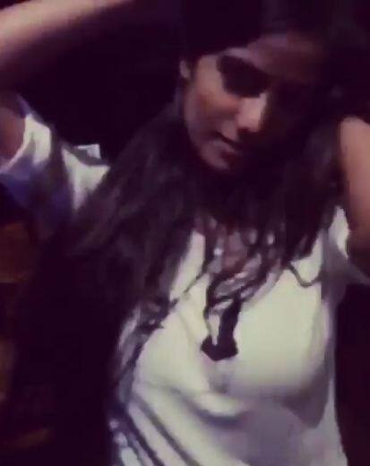 पूनम पांडे ने इसके अलावा भी अपनी एक हॉट वीडियो भी पोस्ट की है जिसमें वे मादक अंदाज में मूव्स कर रही हैं.  फोटोः इंस्टाग्राम  