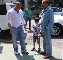 IN PICS: सलमान बिना आउटिंग पर निकला पूरा खान परिवार, अरबाज़ की गर्लफ्रेंड भी थीं साथ