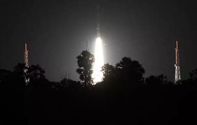 पृथ्वी से 583 किलोमीटर दूर सूर्य की कक्षा में पीएसएलवी ने उपग्रहों को 17 मिनट और 45 सेकेंड में भेजा. इस बात की जानकारी नोवाएसआर ने दी है. यह कंपनी समय-समय पर संसाधनों, पर्यावरण, शहरी प्रबंधन और आपदा निगरानी करती है. तस्वीर: एपी