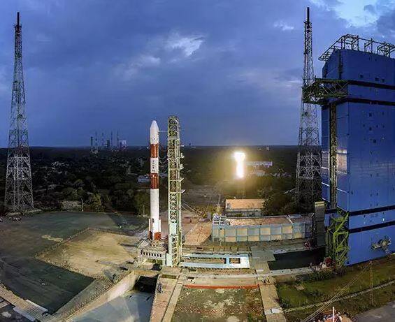 छह महीने पहले इसरो ने आईएनआरएसएस-11 नेविगेशन सैटेलाइट को बीते 12 अप्रेल को कक्षा में भेजा था. तस्वीर: एपी 