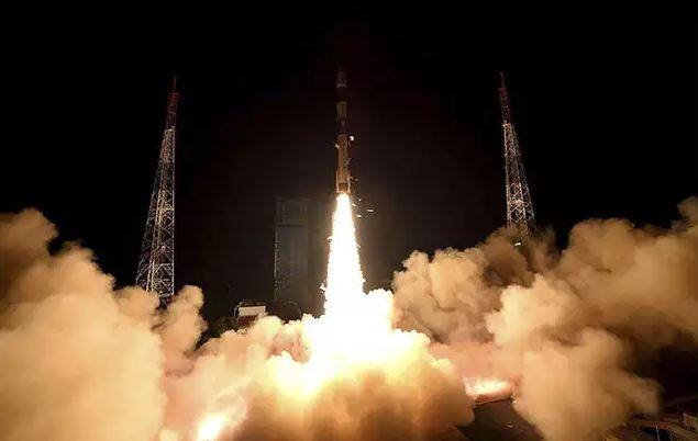 भारतीय अंतरिक्ष अनुसंधान संगठन ने श्रीहरिकोटा के सतीश धवन स्पेस सेंटर से इंग्लैंड के दो उपग्रह एस1-4 को लॉन्च किया. इससे पहले स्पेसपोर्ट से लॉन्च किए गए पीएसएलवी-सी 42 को जब भेजा गया था तब उसमें विस्फोट हो गया था. तस्वीर: एपी  