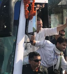 भोपाल में राहुल गांधी ने किया रोड शोः चाय, समोसे का मजा लिया, सेल्फी खिंचवाकर जीता दिल