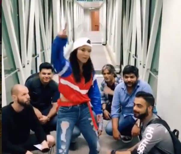 sunny leone danced on diler mehndi's song goes viral , watch video सनी लियोन ने किया पंजाबी गाने पर जबरदस्त डांस, VIRAL VIDEO को मिल चुके हैं 28 लाख व्यूज