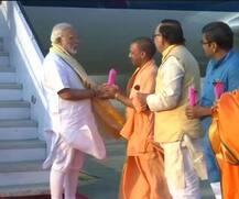 वाराणसी पहुंचे प्रधानमंत्री नरेंद्र मोदी, राज्यपाल राम नाईक और सीएम योगी ने किया भव्य स्वागत