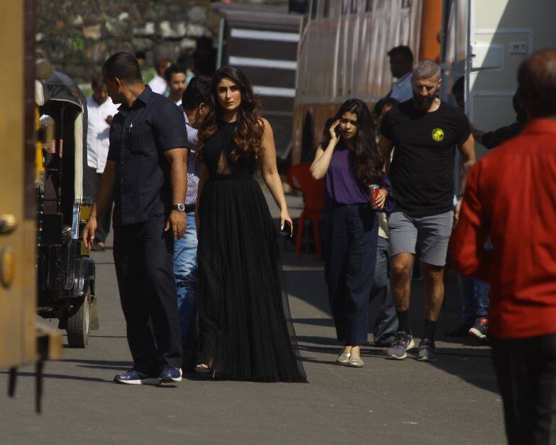 HOT ब्लैक गाउन में शूटिंग करते हुए करीना कपूर खान की PHOTOS आईं सामने, देखें यहां