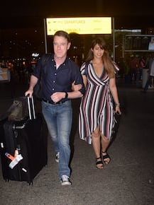 पहली बार ब्वॉयफ्रेंड के हाथों में हाथ डाले एयरपोर्ट पर रोमांटिक अंदाज में दिखीं इलियाना डिक्रूज