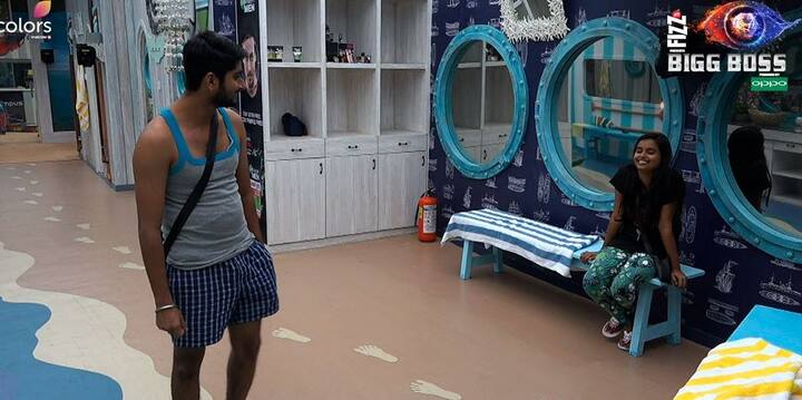 पहली टास्क में ही बिग बॉस ने थीम के मुताबिक ही सिंगल और डबल के बीच मुकाबला तय कर दिया. इस टास्क में सिंगल कंटेस्टेंट्स को बर्जर बजाकर जोड़ियों को सवालों के लिए सिलेक्ट करने का काम दिया गया.