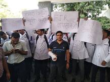 मुकदमा दर्ज होने से नाराज बीआरडी के जूनियर डॉक्टर बेमियादी हड़ताल पर