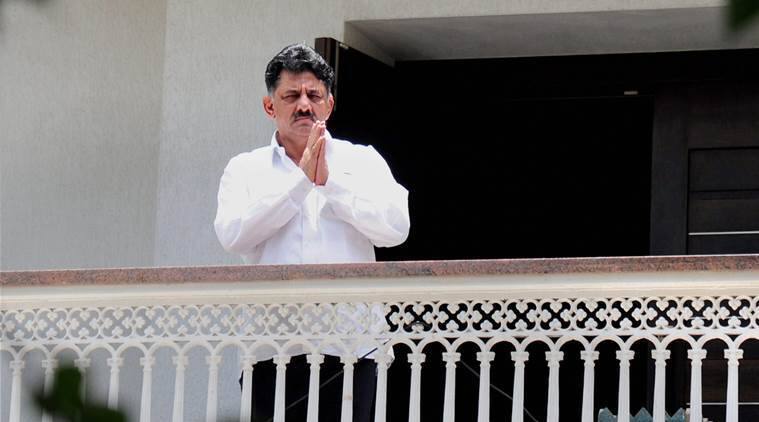 Black money case on DK Shivakumar, worth Rs 8 crore cash received from Delhi flat कर्नाटक: कांग्रेस के 'संकटमोचक' पर संकट, दिल्ली के फ्लैट से 8 करोड़ कैश मिलने पर डीके शिवकुमार पर FIR