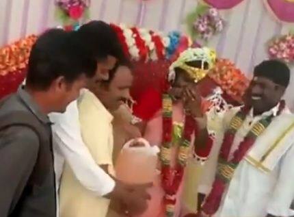 इनमें एक दोस्त का कहना है कि हम महंगे गिफ्ट की तलाश में थे तो पेट्रोल से महंगा और क्या हो सकता है.फोटोः यूट्यूब