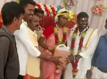 तमिलनाडु में इस तरह के तरीकों से लोग बढ़ते दामों का विरोध कर रहे हैं. ये वाकई पेट्रोल की बढ़ती कीमतों का विरोध करने का बेहद अनोखा तरीका है. फोटोः यूट्यूब