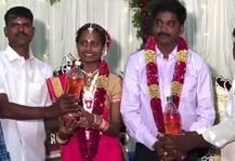 महंगा गिफ्ट देने के चक्कर में शादियों में पेट्रोल ही गिफ्ट कर रहे हैं लोग, देखें तस्वीरें