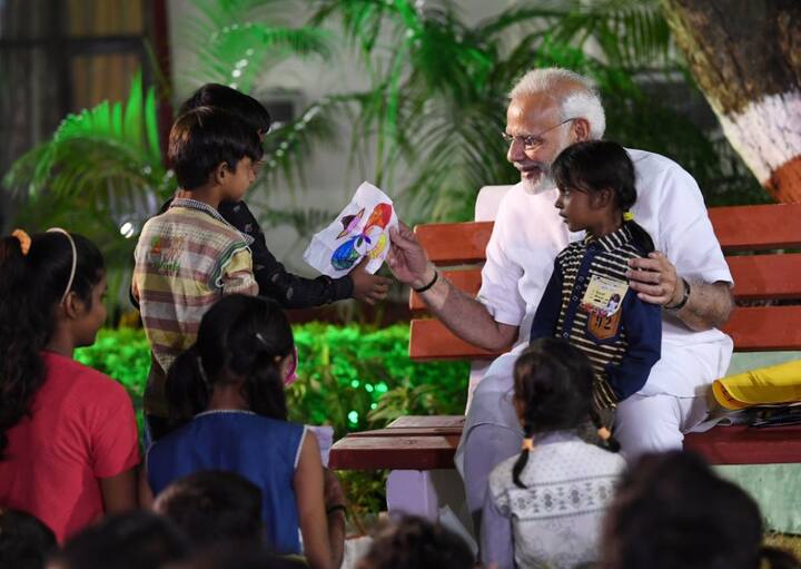 प्रधानमंत्री ने सोमवार को अपने जन्मदिन के मौके पर काशी विश्वनाथ मंदिर में कमल के फूल चढ़ाये और दुग्धाभिषेक किया. मोदी ने बाबा विश्वनाथ की विशेष पूजा-अर्चना की. विश्वनाथ मंदिर जाने से पहले प्रधानमंत्री ने काशी विद्यापीठ और काशी हिंदू विश्वविद्यालय के उन छात्रों से बातचीत की जो डीरेका में गरीब बच्चों को पढ़ाते हैं.