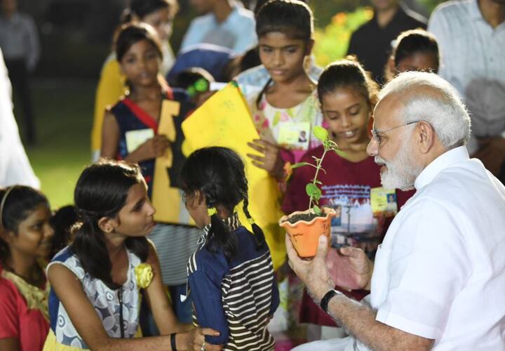मोदी ने प्राथमिक विद्यालय में बच्चों के साथ बातचीत की और बच्चों के साथ ही अपना जन्मदिन मनाया. पीएम ने बच्चों को सलाह देते हुए कहा कि उन्हें खेल को विशेष महत्व देना चाहिए, बाहर खेलने जरूर जाना चाहिए. ये बहुत जरूरी है.