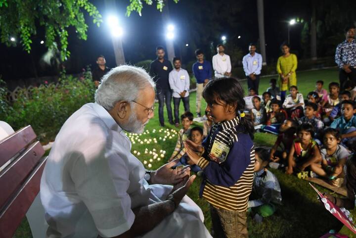 अपने बीच प्रधानमंत्री को पाकर खुश नजर आ रहे बच्चों ने कहा कि मोदी काका ने उनसे कहा है कि ‘खेलोगे तो खिलोगे’. प्रधानमंत्री ने उन्हें मेहनत करके आगे बढ़ने की नसीहत दी और कहा कि जिंदगी में आने वाले परेशानियों से कभी ना घबराएं.