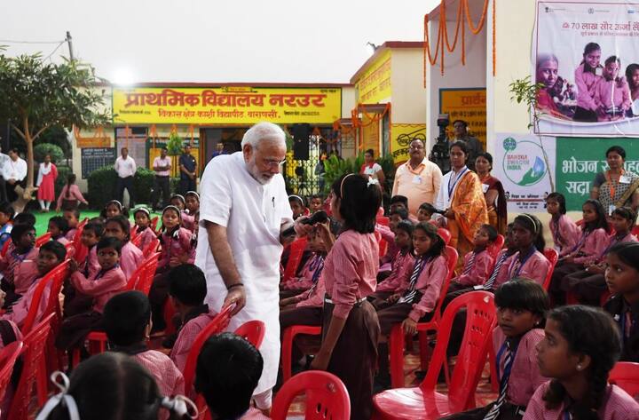 मोदी ने बच्चों से विभिन्न विषयों पर बात की और उन्हें खेल की आवश्यकता के बारे में भी बताया. उन्होंने बच्चों से कहा कि खेल भी बहुत जरूरी है. जिंदगी में विभिन्न क्षमताओं को आत्मसात करना महत्वपूर्ण है, क्योंकि वे हमेशा काम आती हैं.