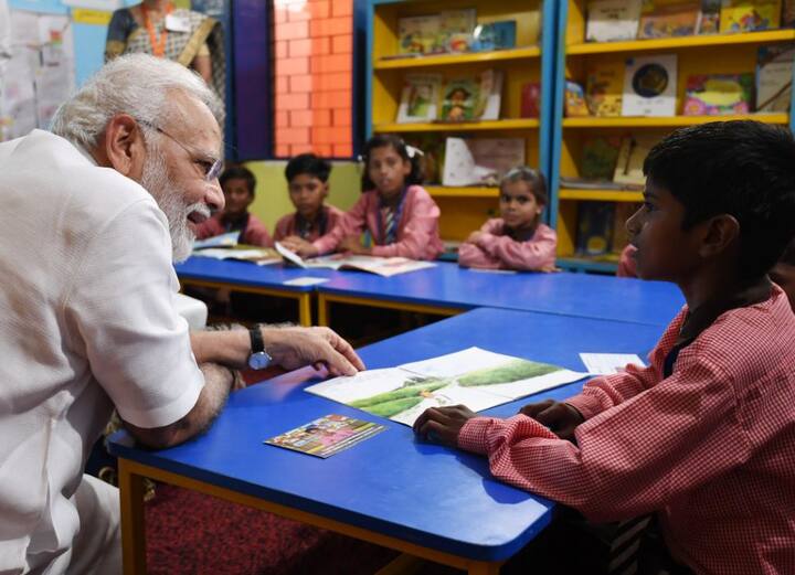 बता दें कि विद्यालय में स्मार्ट क्लासेस हैं. पीएम मोदी ने बच्चों से उनकी पढ़ाई के बारे में पूछा और कहानी सुना कर उससे जुड़े सवाल जवाब भी किये. बच्चों के जवाब से पीएम मोदी खुश हुए और बच्चों को गिफ्ट भी दिया.