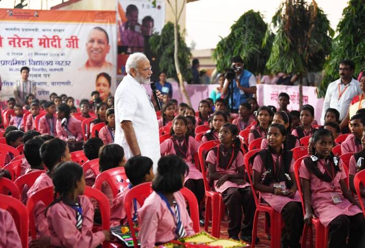 वाराणसी के दो दिवसीय दौरे पर पहुंचे प्रधानमंत्री ने नरउर स्थित प्राइमरी स्कूल में बच्चों से मुलाकात की और उनसे विभिन्न मामलों पर बात की. इस दौरान उन्होंने बच्चों से कहा कि वे निडर बनें और सवाल पूछने में कभी ना घबराएं. सवाल पूछेंगे, तभी सीखेंगे.