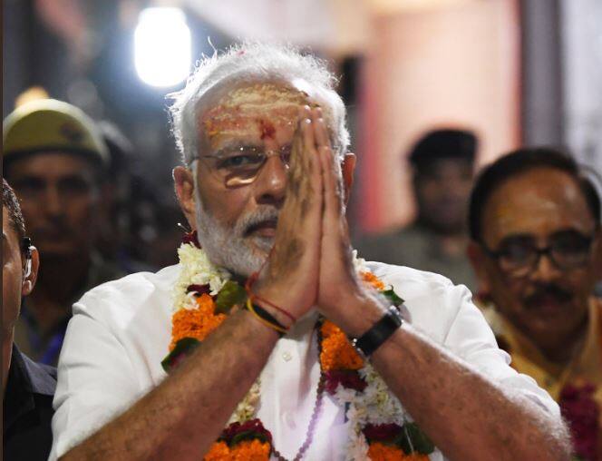 अपने जन्मदिन के मौके मंगलवार को वाराणसी पहुंचे पीएम मोदी के दौरे का आज दूसरा दिन है. कल प्रधानमंत्री ने वाराणसी में स्कूली बच्चों के साथ अपना जन्मदिन मनाया था. वहीं आज प्रधानमंत्री ने वाराणसी को 557 करोड़ की परियोजनाओं का तोहफा दिया. इस मौके पर प्रधानमंत्री मोदी ने कहा कि हम वाराणसी का विकास पूर्व के दरवाजे की तरह कर रहे हैं.