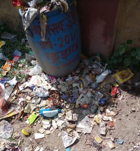 कानपुर: कूड़े के ढेर में मिले 1000 और 500 के कटे-फटे नोट Kanpur: 1000 and 500 rupee old currency notes found in the pile कानपुर: कूड़े के ढेर में मिले 1000 और 500 के कटे-फटे नोट