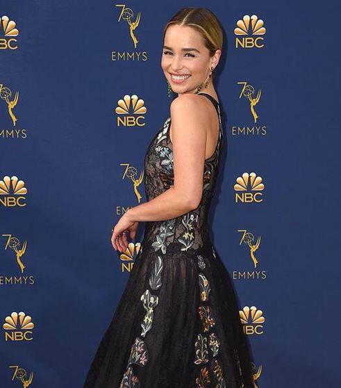 जमीन तक छूता हुआ एमिलिया का गाउन उन पर बेहद खूबसूरत लग रहा था. एमिलिया की चेहरे की खुशी और 'गेम्स ऑफ थ्रोन्स' के अवार्ड दोनों की चमक एमिलिया के चेहरे पर साफ दिखाई दे रही थी. फोटोः इंस्टाग्राम