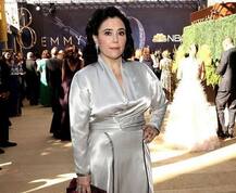 एमी अवॉर्ड्स 2018: अवॉर्ड लेने स्टेज पर पहुंची और सबको बताई ब्रा ना पहनने की बात