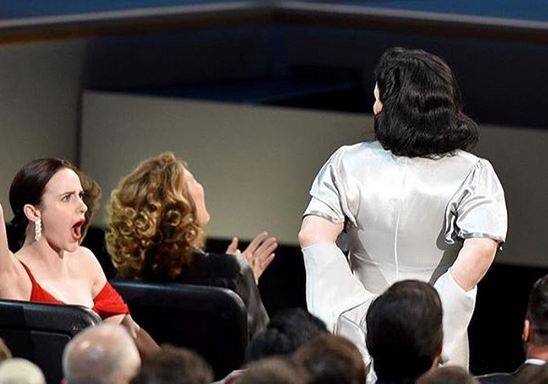 बताते चलें, इस इवेंट के दौरान एलेक्स ने अपनी ड्रेस लोगों को स्टेज पर अलग-अलग पोज देते हुए दिखाई. फोटोः इंस्टाग्राम