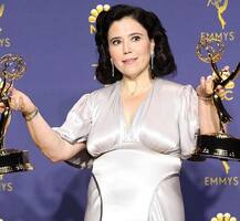 एमी अवॉर्ड्स 2018: अवॉर्ड लेने स्टेज पर पहुंची और सबको बताई ब्रा ना पहनने की बात