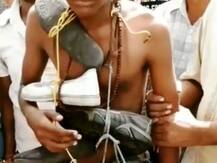 छेड़छाड़ के आरोपी को पीटा, जूतों की माला गले में डाल शहर भर में घुमाया