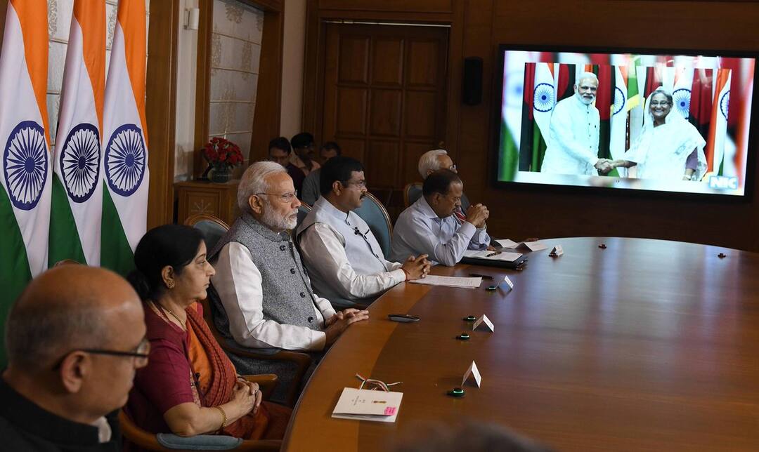 मोदी-हसीना ने तेल पाइपलाइन, रेल परियोजना का उद्धाटन किया PM Modi and Bangladesh PM Sheikh Hasina inaugurates oil pipeline and rail projects मोदी-हसीना ने तेल पाइपलाइन, रेल परियोजना का उद्धाटन किया