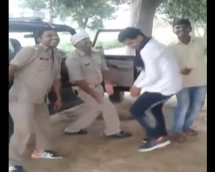 यूपी पुलिस के डांस का ये कोई पहला वीडियो नहीं है जो वायरल हो रहा है. इससे पहले भी कई ऐसे वीडियो वायरल हो चुके हैं जिनमें पुलिसवाले डांस करते दिखाई दे रहे हैं.