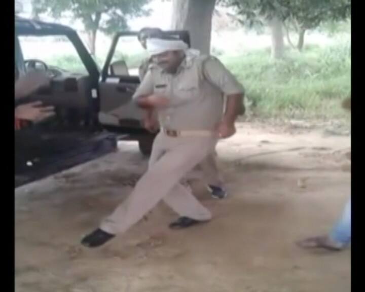 पुलिस अधिकारियों ने बताया कि मामला उनके संज्ञान में आ गया था और पुलिसवालों की पहचान भी कर ली गई थी.