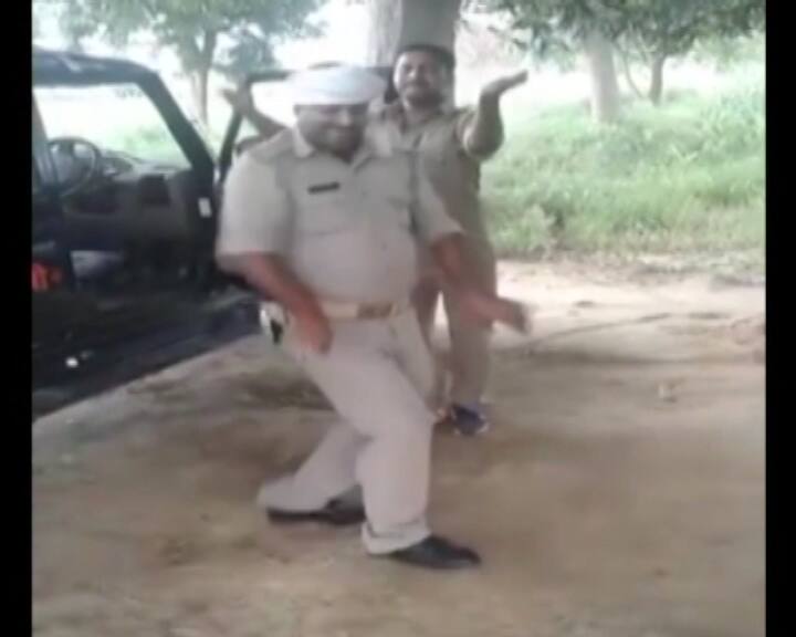 सिपाही ने अपने साथियों को पार्टी दी थी और उसके बाद यो लोग डांस कर रहे थे.